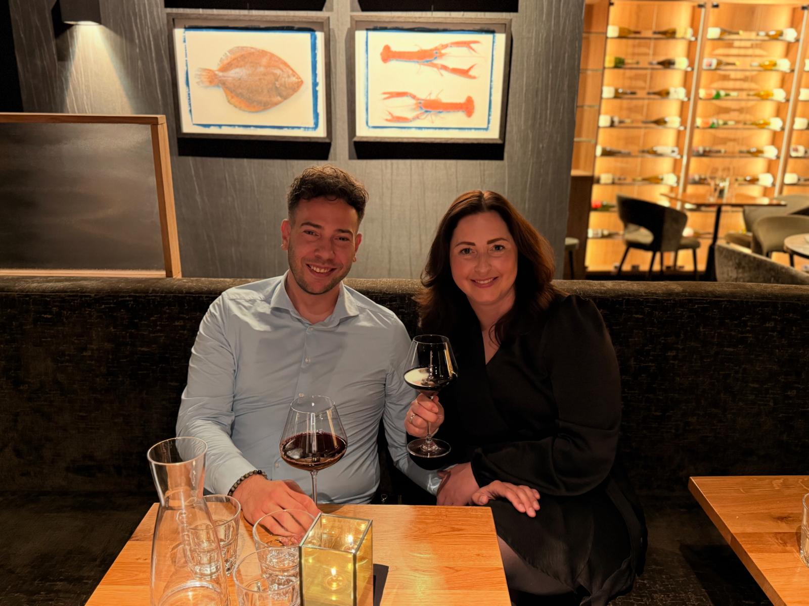 Sven en Eva samen aan tafel met eten en drinken
